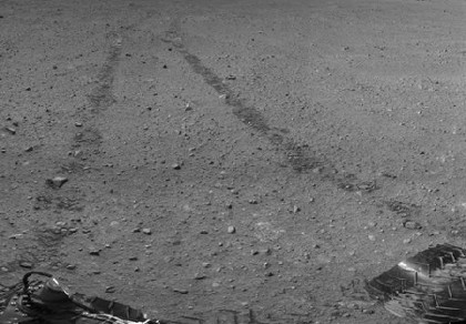 Thấy rõ vết bánh xe của tàu thăm dò Curiosity trên sao Hỏa
