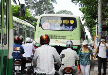 Những điều ít biết về TNGT - Bài 4: Áp lực tiền, xe buýt - taxi thành “hung thần”