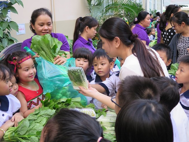 Độc đáo: Nhộn nhịp hội chợ rau sạch của học sinh tiểu học