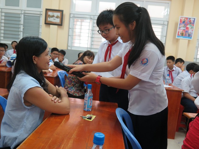 Phụ huynh bất ngờ bị học sinh phỏng vấn trong giờ học