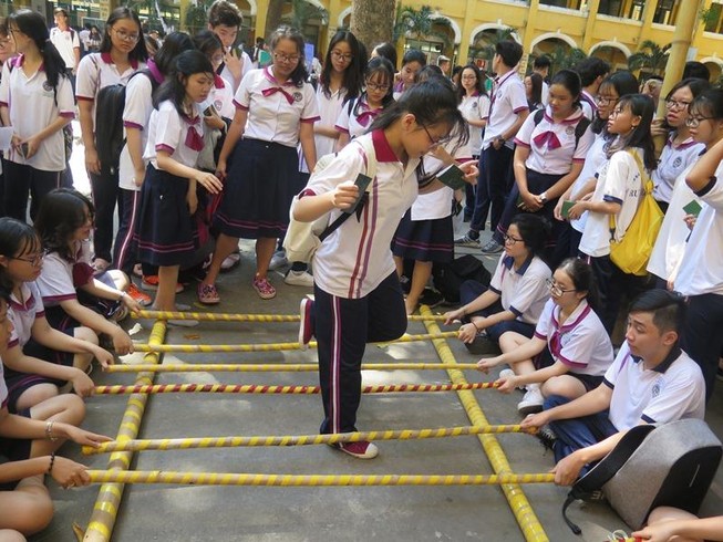 'Chu du' vòng quanh thế giới ngay trong sân trường