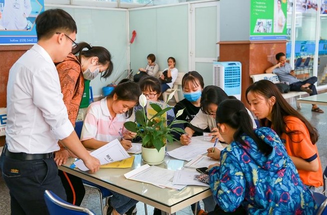 Học sinh nộp học bạ tại trường ĐH Công nghệ TP.HCM