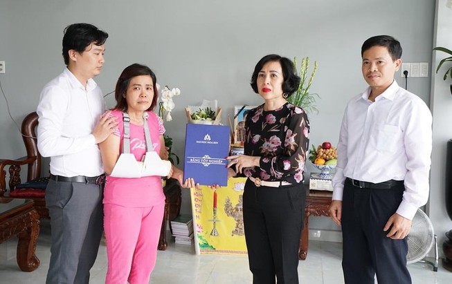 Xúc động lễ trao bằng cử nhân cho một sinh viên đã mất
