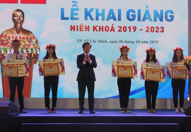 Trao học bổng 1,5 tỉ đồng cho thủ khoa, á khoa và SV xuất sắc