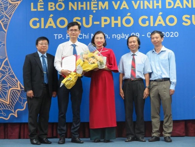 PGS.TS Phạm Quốc Cường (Thứ hai từ trái qua) trở thành PGS trẻ tuổi nhất của Trường ĐH Bách Khoa hiện nay (ảnh: PHẠM ANH)