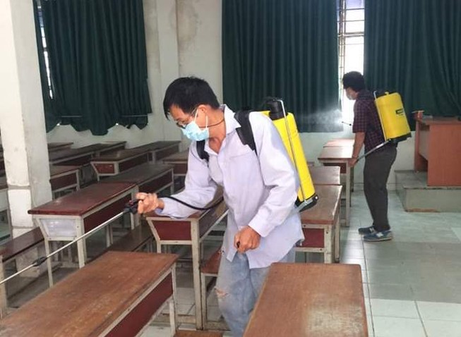 Trường học tăng cường khử khuẩn trong thời gian HSSV nghỉ để phòng chống dịch COVID-19