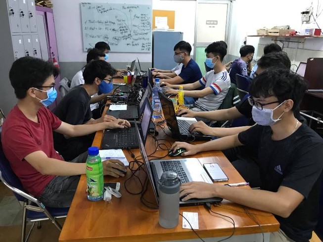 Sinh viên ĐH Sư phạm Kỹ thuật TP.HCM tự học tại Phòng thí nghiệm trong mùa dịch