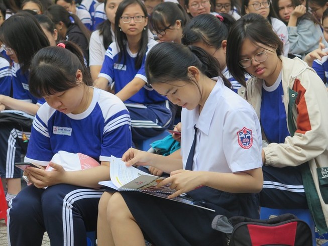 Học sinhlớp 12 trường THPT Phú Nhuận trong một buổi sinh hoạt hướng nghiệp (ảnh: PHẠM ANH)