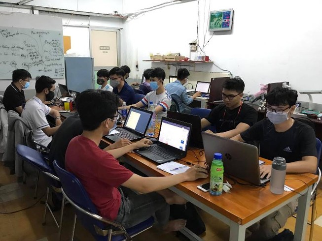 Sinh viên Trường ĐH Sư phạm kỹ thuật TP.HCM tự học online trong thời gian nghỉ học vì dịch bệnh