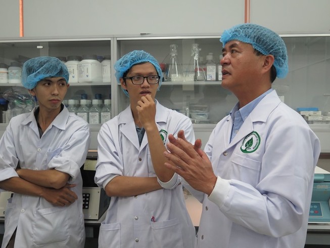 PGS.TS Nguyễn Văn Thuận (bìa phải) đang trao đổi cùng các học viên (ảnh: PHẠM ANH)