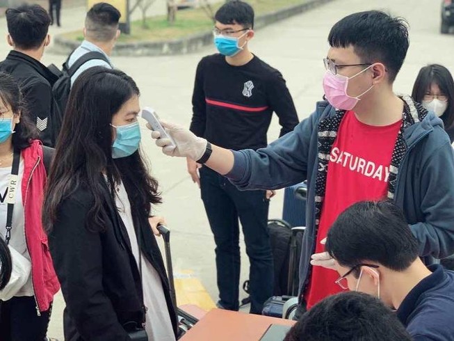 Sinh viên Học viện Tòa án được đo thân nhiệt khi trở lại trường học (ảnh: HVTA)