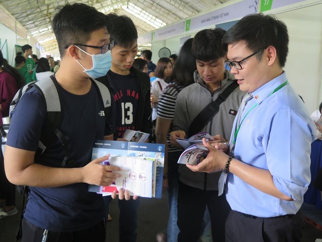 Sinh viên Trường Đại học Quốc tế taị một ngày hội tìm hiểu việc làm (ảnh: PHẠM ANH)