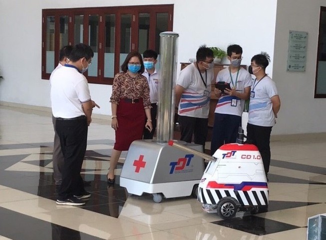 Robot khử khuẩn khu cách ly do Trường ĐH Tôn Đức Thắng chế tạo