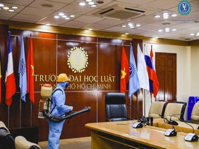 Trường ĐH Luật TP.HCM phun khử khuẩn trường lớp trong thời gian sinh viên nghỉ học (ảnh: FBNT)