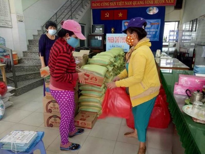 Phường Hiệp Bình Phước: Trao hàng ngàn phần quà cho dân nghèo