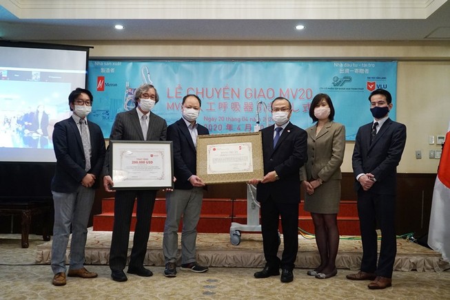 Chuyển giao 2 máy thở đầu tiên cho Việt Nam ứng phó COVID-19