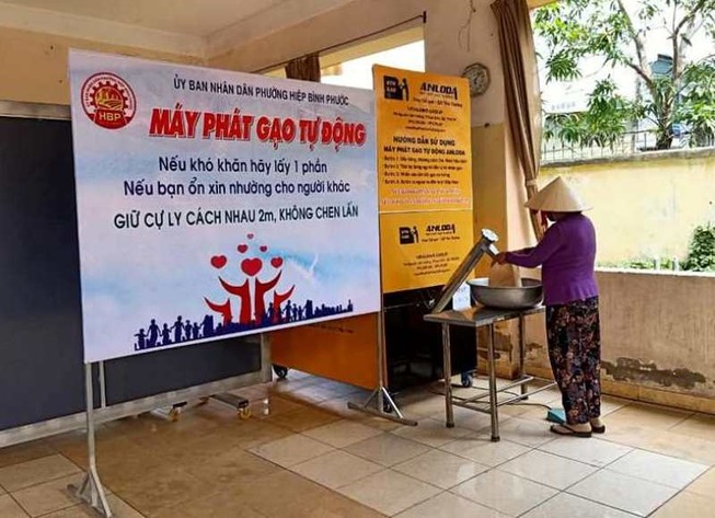 Phường mở ATM gạo, tặng 10 tấn gạo cho người nghèo
