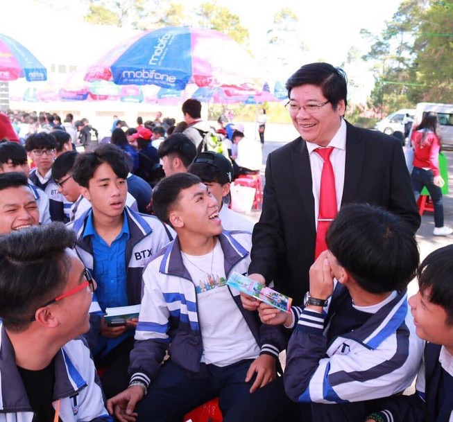 TS Trần Đình Lý trong một lần tư vấn tuyển sinh cho học sinh (ảnh: FBNV)