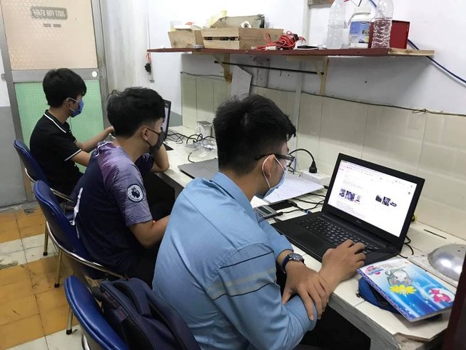 Sinh viên Trường ĐH Sư phạm kỹ thuật TP.HCM học online trong thời gian nghỉ dịch COVID-19 (Ảnh: TRƯỜNG THỊNH)