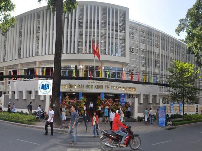SV bức xúc vì bị chuyển sang thi tập trung, nhà trường nói gì?