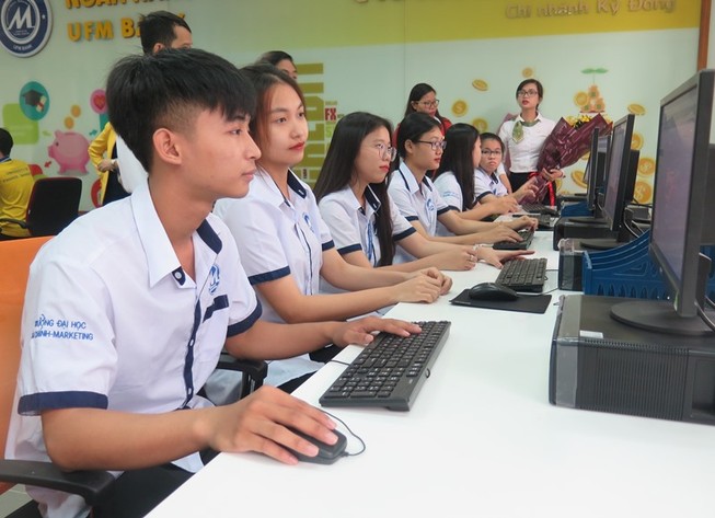 Sinh viên Trường ĐH Tài chính-Marketing trong một giờ thực hành (ảnh: PHẠM ANH)