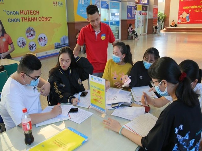 Thí sinh nộp hồ sơ xét tuyển học bạ tại trường ĐH Công nghệ TP.HCM (ảnh: NTCC)