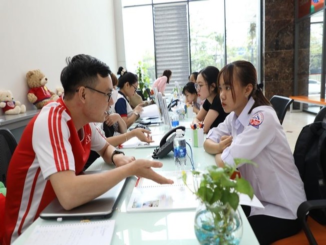 Thí sinh tìm hiểu thông tin tuyển sinh tại Trường ĐH Kinh tế - Tài chính TP.HCM (ảnh: NTCC)