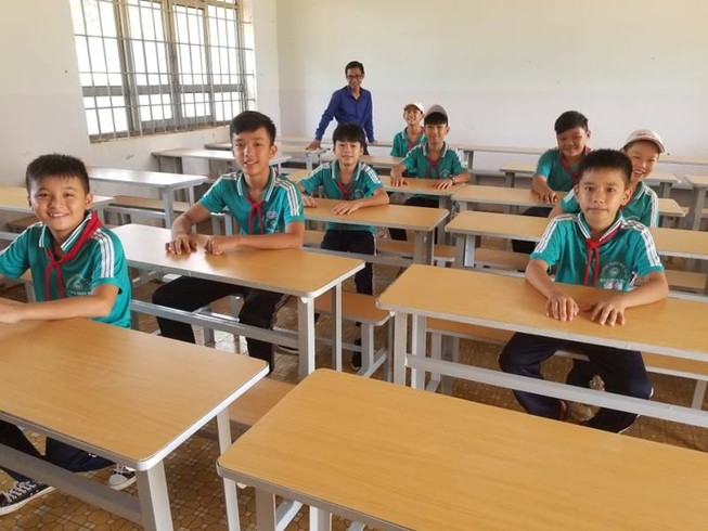 Sinh viên 'thay áo mới' cho bàn ghế cũ để tặng học sinh nghèo