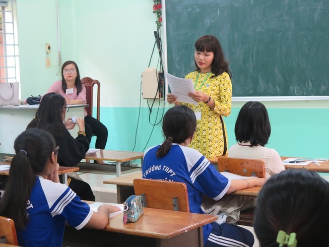 Thí sinh nghe giám thị phổ biến nội quy thi THPT Quốc gia năm 2019 (ảnh: PHẠM ANH)