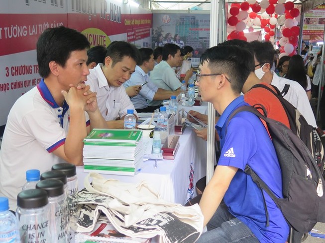 Xét tuyển bằng học bạ “hút” thí sinh, phụ huynh