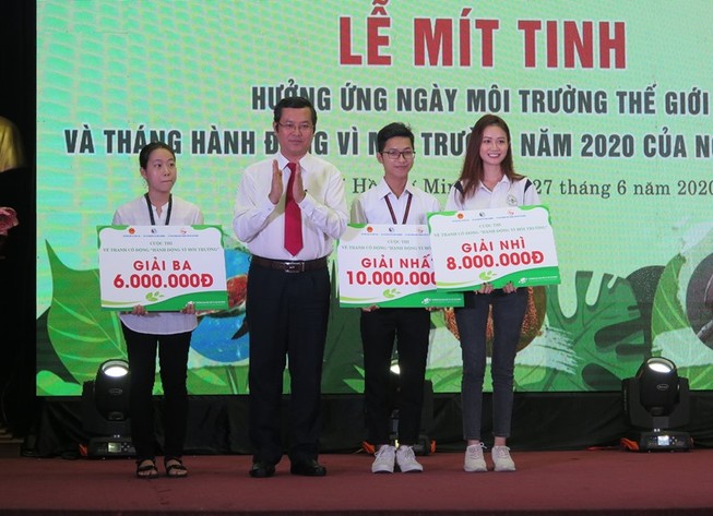 Nam sinh năm 2 giành giải nhất cuộc thi vẽ bảo vệ môi trường