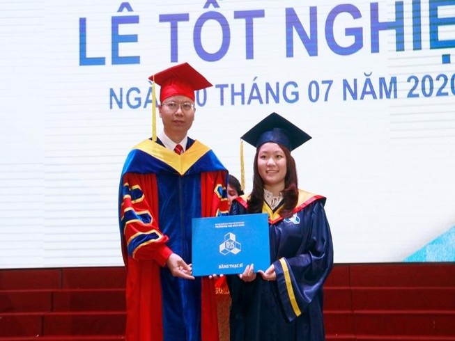 "Bông hoa thép" Thảo Hương tại lễ tốt nghiệp