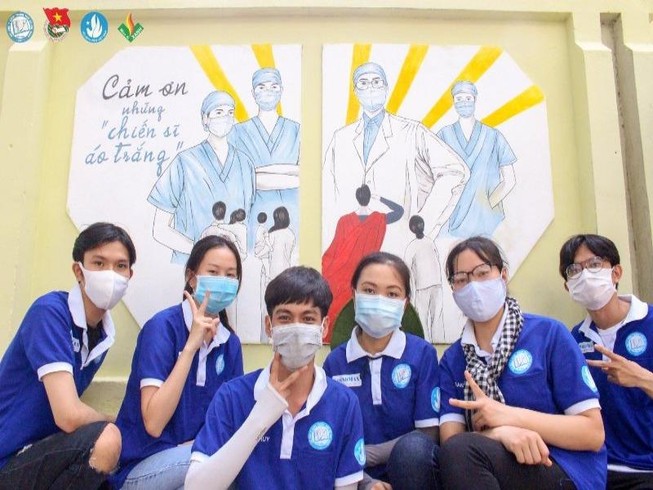 Sinh viên 'thay áo' cho ký túc xá để cổ vũ y bác sĩ chống dịch