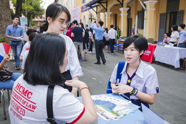 Thí sinh tìm hiểu thông tin tuyển sinh năm 2020 của Trường ĐH Luật TP.HCM. Ảnh: NTCC