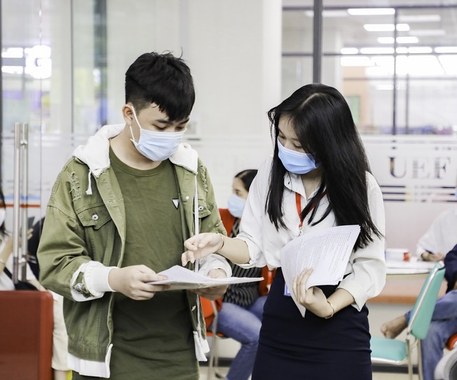 Thí sinh làm thủ tục nhập học tại Trường ĐH Kinh tế - Tài chính. Ảnh: NT