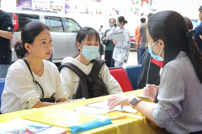 Phụ huynh, thí sinh làm thủ tục nhập học tại Trường ĐH Công nghệ T.HCM. Ảnh: NT
