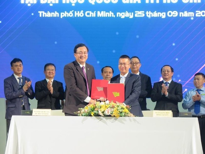 Sinh viên khó khăn được vay tiền đóng học phí lãi suất 0%