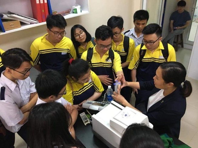 Sinh viên Trường ĐH Sư phạm TP.HCM trong một giờ sinh hoạt. Ảnh: FBNT