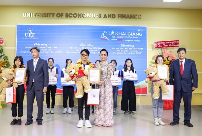 3 thủ khoa ĐH Kinh tế - Tài chính nhận học bổng 180 triệu đồng