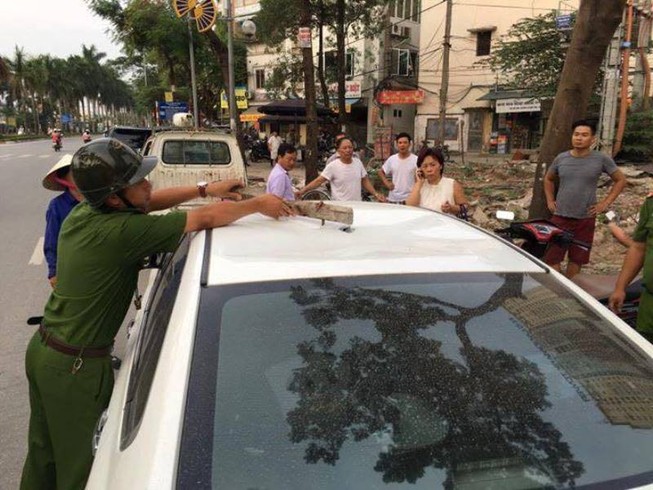 Hú hồn vì thanh sắt rơi trúng nóc ô tô khi đang chạy
