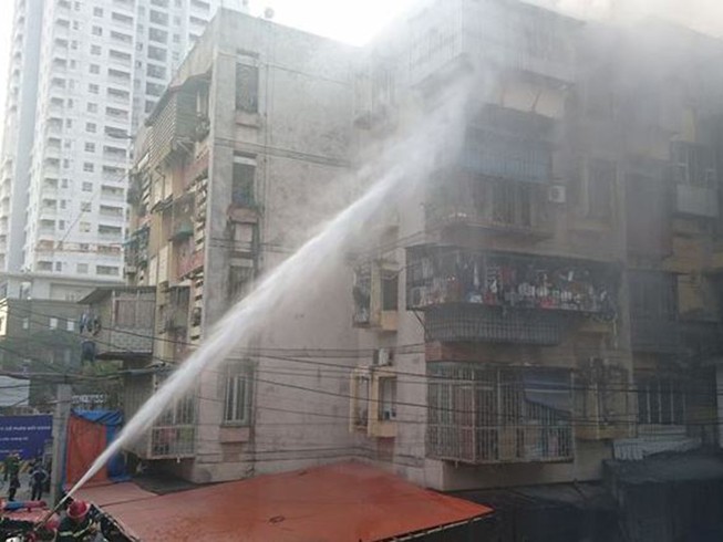 Hà Nội: Cháy 'chuồng cọp' ở tầng 5 khu tập thể dược