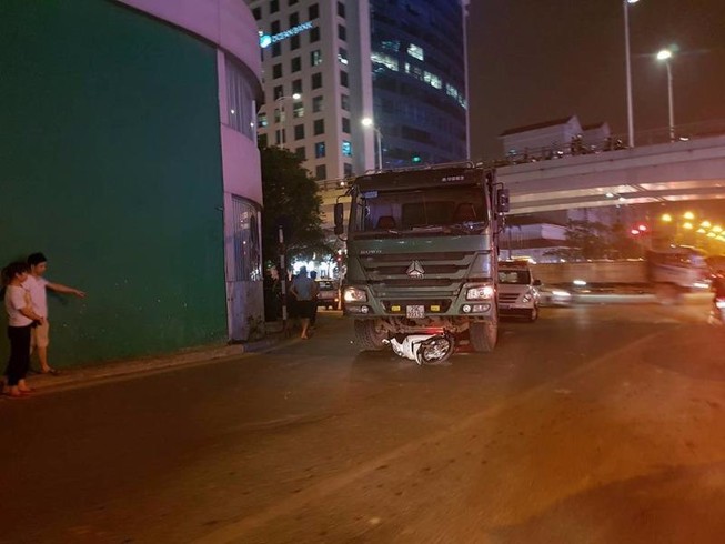 Va chạm với xe tải, cô gái trẻ tử vong tại chỗ