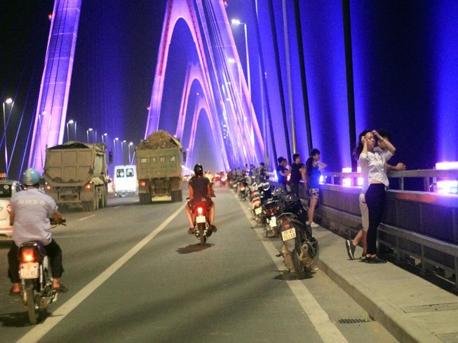 Bất chấp nguy hiểm, người dân lên cầu hóng gió buổi tối