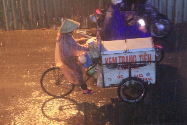 Sau nắng nóng, người Hà Nội lại vất vả vì mưa