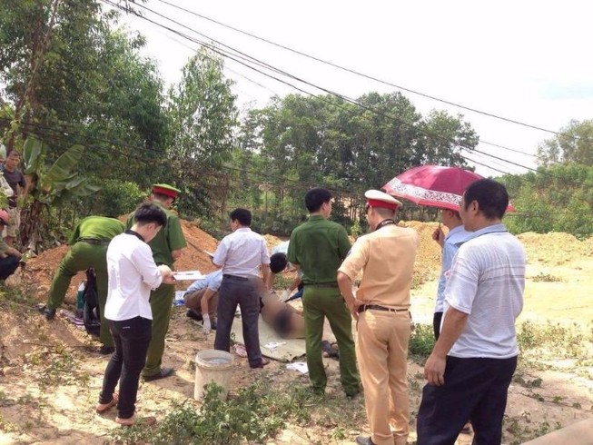 Phát hiện thi thể nam giới bên lề đường