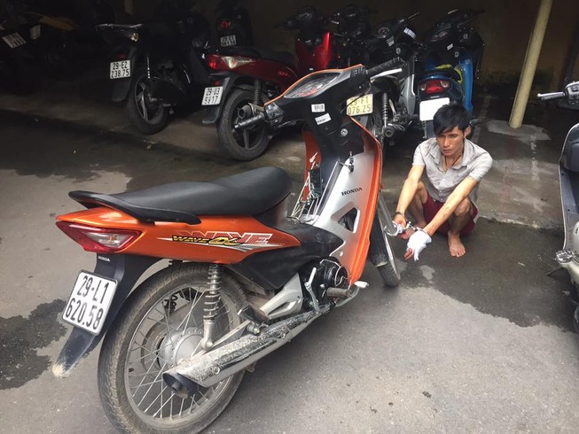 Kẻ cướp giật rút dao dọa CSGT