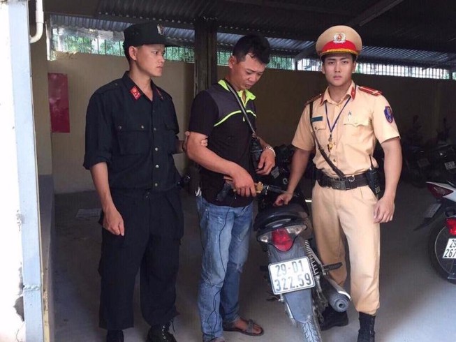 Đôi nam nữ mang súng tự chế đi 'săn bắt chó'