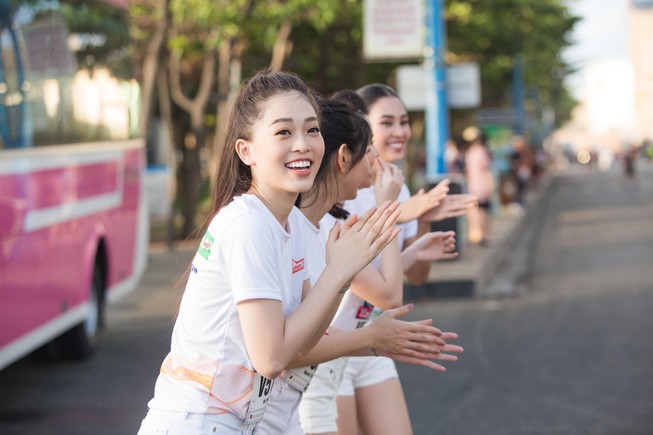 Ngắm dàn người đẹp, hoa hậu khoe chân dài tại giải marathon