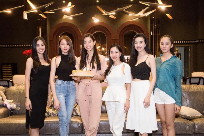 Ngắm Tiểu Vy mặt mộc mừng sinh nhật hoa hậu Thùy Linh