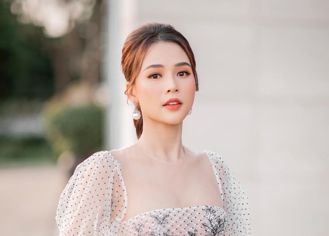Sam xinh đẹp hút mắt nhìn trong đầm ren